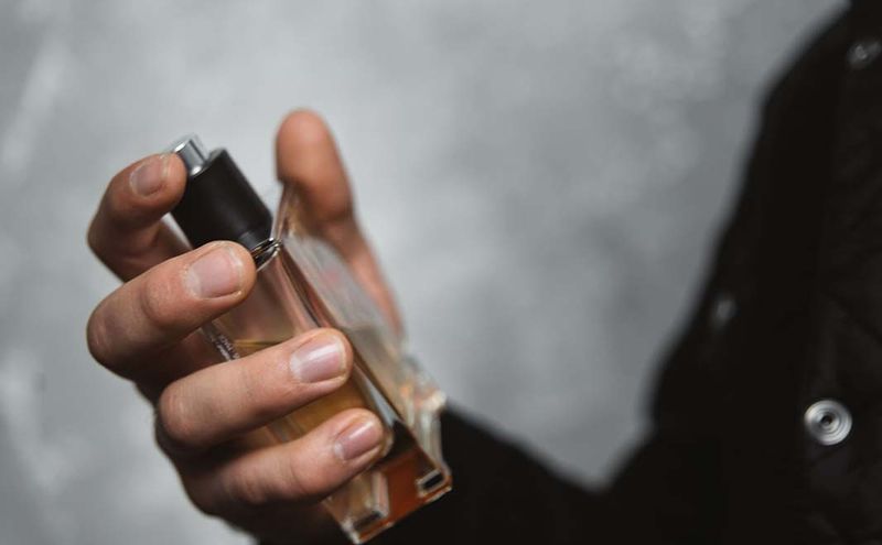 عطرها فقط یک محصول زیبایی نیستند؛ بلکه نقش مهمی در روان‌شناسی، ارتباطات اجتماعی و حتی کسب‌وکارها دارند.