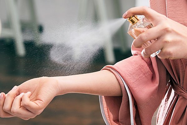  اشتباهات رایج در استفاده از عطر که باید از آن‌ها دوری کنید