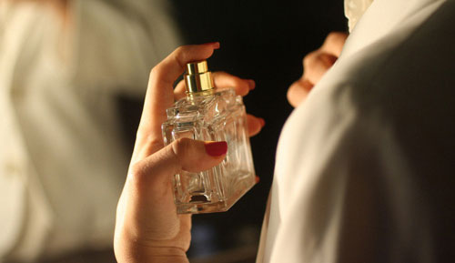 عطرهای ماندگار هنر ماندگاری در دنیای رایحه‌ها  